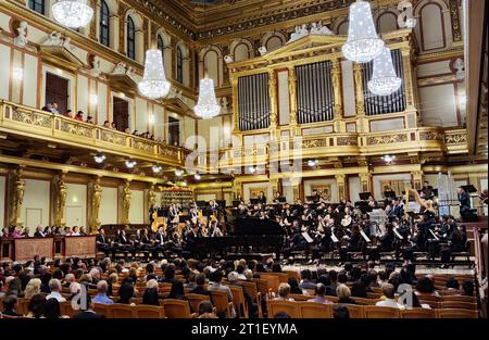 (231013) -- PEKING, 13. Oktober 2023 (Xinhua) -- dieses Foto vom 24. September 2023 zeigt ein chinesisches Orchesterkonzert des Suzhou Chinese Orchestra im Goldenen Saal des Wiener Musikvereins in Wien. Österreich, der Geburtsort von Musikmeistern wie Wolfgang Amadeus Mozart, Franz Schubert und Franz Haydn, hat eine Musiktradition, die chinesische Studenten anzieht, die Musik studieren wollen. Viele österreichische Musikmeister haben in China große Anerkennung erlangt, da ihre Werke in den chinesischen Lehrplan von Musikpädagogen aufgenommen wurden. Die Belt and Road Initiative, Intro Stockfoto