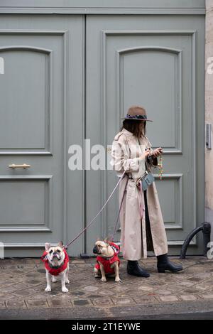 Paris Frankreich authentischer Alltag, elegante Dame mit zwei Hunden Stockfoto