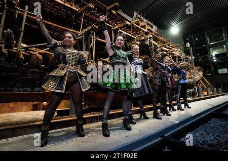 Die Besetzung des Musicals Six auf Henry VIII. Kriegsschiff Mary Rose im Portsmouth Historic Dockyard. Die moderne Nacherzählung des Lebens der sechs Ehefrauen Heinrichs VIII. In Form eines Popkonzerts wird im Kings Theatre in Portsmouth gespielt. Bilddatum: Freitag, 13. Oktober 2023. Stockfoto