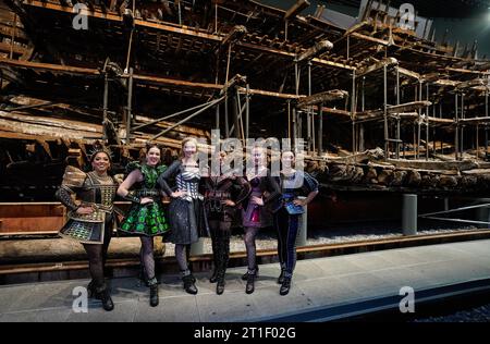 Die Besetzung des Musicals Six auf Henry VIII. Kriegsschiff Mary Rose im Portsmouth Historic Dockyard. Die moderne Nacherzählung des Lebens der sechs Ehefrauen Heinrichs VIII. In Form eines Popkonzerts wird im Kings Theatre in Portsmouth gespielt. Bilddatum: Freitag, 13. Oktober 2023. Stockfoto