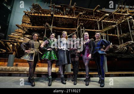 Die Besetzung des Musicals Six auf Henry VIII. Kriegsschiff Mary Rose im Portsmouth Historic Dockyard. Die moderne Nacherzählung des Lebens der sechs Ehefrauen Heinrichs VIII. In Form eines Popkonzerts wird im Kings Theatre in Portsmouth gespielt. Bilddatum: Freitag, 13. Oktober 2023. Stockfoto