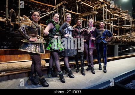 Die Besetzung des Musicals Six auf Henry VIII. Kriegsschiff Mary Rose im Portsmouth Historic Dockyard. Die moderne Nacherzählung des Lebens der sechs Ehefrauen Heinrichs VIII. In Form eines Popkonzerts wird im Kings Theatre in Portsmouth gespielt. Bilddatum: Freitag, 13. Oktober 2023. Stockfoto