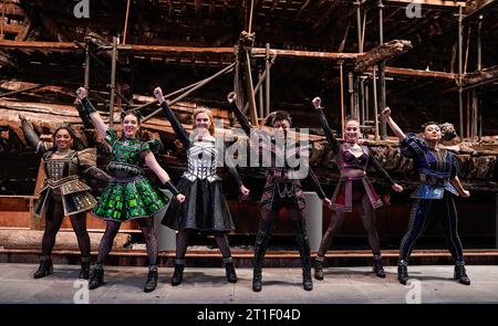 Die Besetzung des Musicals Six auf Henry VIII. Kriegsschiff Mary Rose im Portsmouth Historic Dockyard. Die moderne Nacherzählung des Lebens der sechs Ehefrauen Heinrichs VIII. In Form eines Popkonzerts wird im Kings Theatre in Portsmouth gespielt. Bilddatum: Freitag, 13. Oktober 2023. Stockfoto