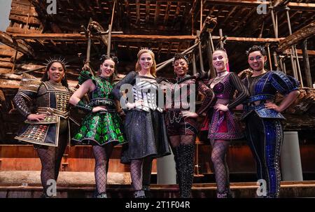 Die Besetzung des Musicals Six auf Henry VIII. Kriegsschiff Mary Rose im Portsmouth Historic Dockyard. Die moderne Nacherzählung des Lebens der sechs Ehefrauen Heinrichs VIII. In Form eines Popkonzerts wird im Kings Theatre in Portsmouth gespielt. Bilddatum: Freitag, 13. Oktober 2023. Stockfoto