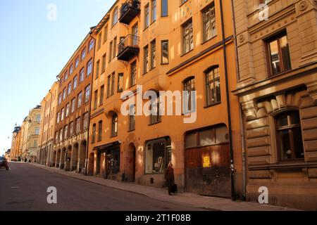 Ein Blick aus der Vogelperspektive auf eine geschäftige Stadtstraße voller moderner Hochhäuser und Wolkenkratzer Stockfoto