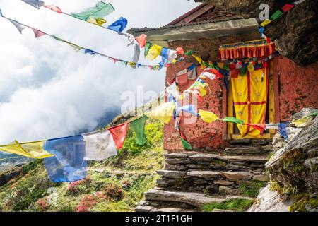 Kleines buddhistisches Kloster, dekoriert mit bunten tibetischen Gebetsfahnen mit Mantren auf der Route Kothe - Thangnak auf dem Mera Gipfel in Makalu Barun Na Stockfoto