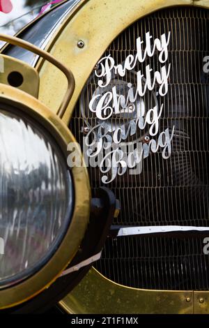 Kühlergrill Eines Replikats Chitty Chitty Bang Bang Car mit hübschen Chitty Bang Bang Wörtern in Metall, Ringwood Carnival, Großbritannien Stockfoto