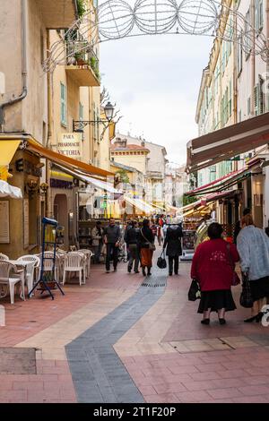 Frankreich. Region Provence-Alpes-Côte d'Azur. Departement Alpes Maritimes. Stadt Menton. Straße in der Altstadt mit Touristen. Gelegen entlang der Stockfoto