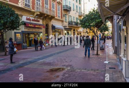 Frankreich. Region Provence-Alpes-Côte d'Azur. Departement Alpes Maritimes. Stadt Menton. Fußgängerzone mit Geschäften und Touristen. Gelegen entlang Stockfoto