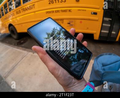 Am Mittwoch, den 4. Oktober 2023, erscheint auf einem Handy in New York ein Notruftest auf Spanisch. Millionen von Besitzern von Fernsehern, Radios und Mobiltelefonen wurden gegen 14:18 Uhr EDT mit den unverwechselbaren Tönen des National Wireless Emergency Alert Systems behandelt. Dies war der erste Test des Systems seit 2018. (© Richard B. Levine) Stockfoto