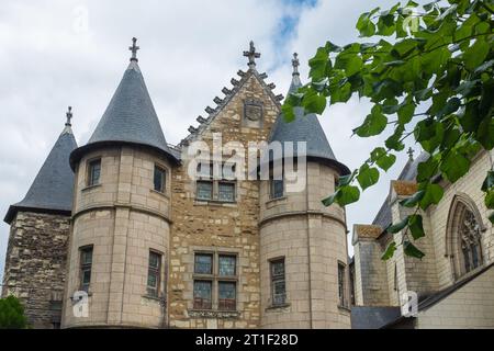 Angers, Frankreich, 2023. Flankiert von der Kapelle befindet sich der Châtelet mit dem Wappen des Herzogs René von Anjou, das zwischen zwei runden Türmchen auf dem Giebelgiebel geschnitzt wurde Stockfoto