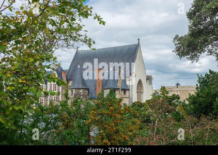 Angers, Frankreich, 2023. Die Kapelle und die spitzen Türmchen des Châtelet kontrollieren den Zugang zu den inneren Stationen durch eine Lichtung im Laub Stockfoto