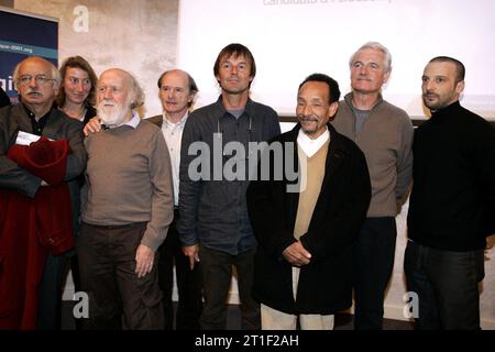 Paris, Frankreich. Oktober 2023. Dateifoto - Nicolas Hulot posiert mit verschiedenen Unterstützern während seiner Pressekonferenz in Paris, Frankreich, am 7. November 2006. Hulot will sich bei den französischen Präsidentschaftswahlen 2007 einmischen und alle Kandidaten auffordern, ihre Position zu seinem Ökologischen Pakt darzulegen, eine Möglichkeit für Frankreich, an der Spitze der Nationen zu stehen, die für die Rettung der Umwelt des Planeten kämpfen. - Der kanadische und französische Astrophysiker Hubert Reeves, der für seine Arbeit zur Popularisierung der Weltraumwissenschaften bekannt war, starb am Freitag im Alter von 91 Jahren. Foto: Mousse/ABACAPRESS.COM Credit: Abaca Press/Alamy Live News Stockfoto