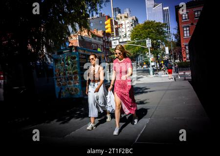 Frauen laufen am Donnerstag, 5. Oktober 2023 in Chelsea in New York. (© Richard B. Levine) Stockfoto