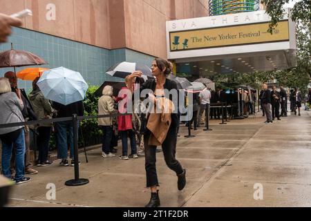 Ticketinhaber stehen am Samstag, den 7. Oktober 2023, für das New York Festival im SVA Theatre in Chelsea in New York an. (© Richard B. Levine) Stockfoto