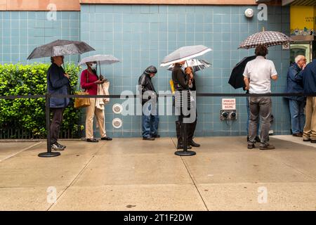 Ticketinhaber stehen am Samstag, den 7. Oktober 2023, für das New York Festival im SVA Theatre in Chelsea in New York an. (© Richard B. Levine) Stockfoto