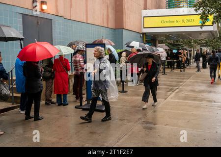 Ticketinhaber stehen am Samstag, den 7. Oktober 2023, für das New York Festival im SVA Theatre in Chelsea in New York an. (© Richard B. Levine) Stockfoto