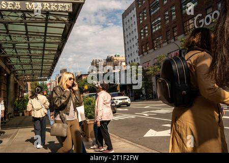 Frauen, die am Donnerstag, den 12. Oktober 2023 in Chelsea vor dem Chelsea Market in New York spazieren gehen. (© Richard B. Levine) Stockfoto