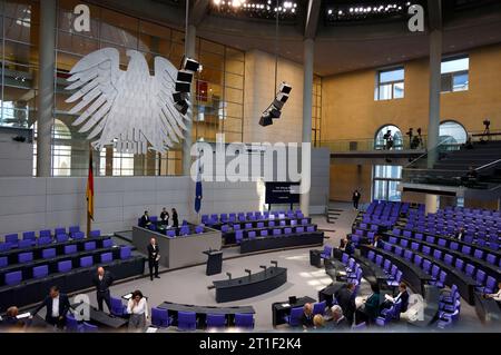 Der Plenarsaal der 129. Sitzung des Deutschen Bundestages im Reichstagsgebäude. Berlin, 13.10.2023 *** der Plenarsaal des Deutschen Bundestages 129 im Reichstagsgebäude Berlin, 13 10 2023 Foto:XJ.xMWx/xFuturexImagex bundestagssitzung129 3011 Credit: Imago/Alamy Live News Stockfoto