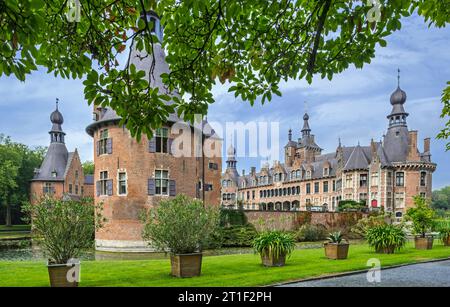 Schloss Ooidonk / Kasteel van Ooidonk, flämische Renaissance-Wasserburg aus dem 16. Jahrhundert in Sint-Maria-Leerne bei Deinze, Ostflandern, Belgien Stockfoto