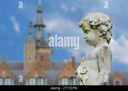 Engelsstatue vor der Burg Ooidonk / Kasteel van Ooidonk, flämische Renaissance-Burg aus dem 16. Jahrhundert in Sint-Maria-Leerne, Ostflandern, Belgien Stockfoto