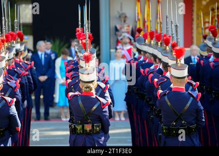 Königs Wachen auf Parade. Etwa 4.100 Soldaten nahmen an der Militärparade Teil, darunter König Felipe VI. Und Königin Letizia Stockfoto