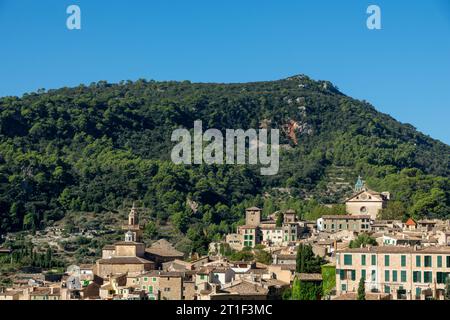 Blick auf das hübsche mallorquinische Dorf Valldemossa, im Naturschutzgebiet der Sierra de Tramuntana, an einem sonnigen Sommermorgen Stockfoto