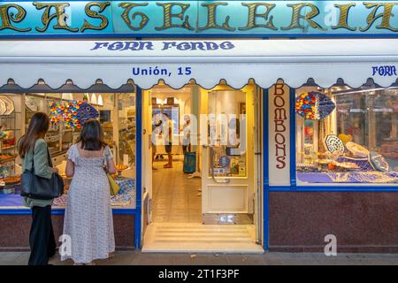 Palma, Spanien; September-09, 2023: Schaufenster eines alten und beliebten Kuchen- und Schokoladengeschäfts in Palma de Mallorca (Spanien) mit typischen Produkten der Insel Stockfoto