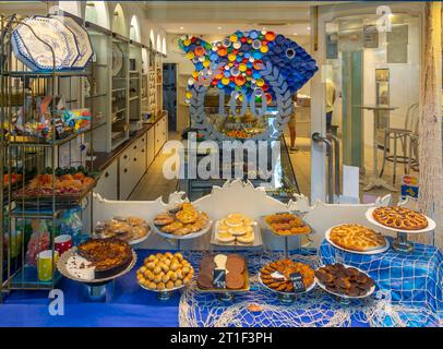 Palma, Spanien; September-09, 2023: Schaufenster eines alten und beliebten Kuchen- und Schokoladengeschäfts in Palma de Mallorca (Spanien) mit typischen Produkten der Insel Stockfoto