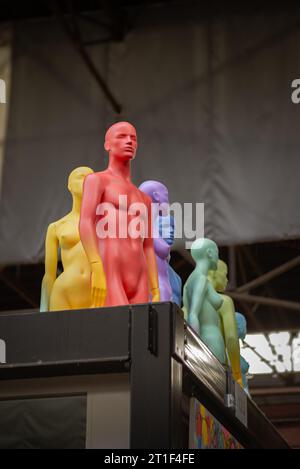 April 2023, Amsterdam, Niederlande, bunte Schaufensterpuppen in der STRASSE, Museum für Graffiti und Street Art auf der ehemaligen NDSM-Werft in Amsterdam. Stockfoto