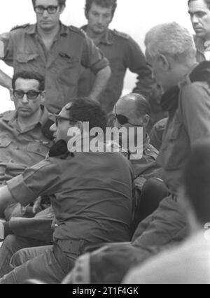 DER JOM-KIPPUR-KRIEG. AUF FOTO: GENERALSTABSVERSAMMLUNG IM „KRIEGSRAUM“ UNTER TEILNAHME VON DEFENSE MIN. MOSHE DAYAN, ALUF SHMUEL GONEN & ALUF REHAVAM ZEEVY. IDF-Foto von ARAD SHLOMO Stockfoto