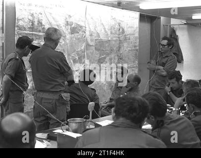 JOM KIPPUR WAR. AUF DEM FOTO EINE GENERALSTABSVERSAMMLUNG IM 'KRIEGSRAUM' MIT TEILNAHME VON DEFENSE MIN. MOSHE DAYAN, ALUF SHMUEL GONEN & ALUF REHAVAM ZEEVY. IDF-Foto von ARAD SHLOMO Stockfoto