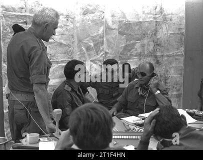 JOM KIPPUR WAR. AUF DEM FOTO EINE GENERALSTABSVERSAMMLUNG IM 'KRIEGSRAUM' MIT TEILNAHME VON DEFENSE MIN. MOSHE DAYAN, ALUF REHAVAM ZEEVY & ALUF SHMUEL GONEN. IDF-Foto von ARAD SHLOMO Stockfoto