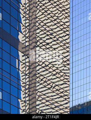 Architektonische Abstraktion farbenfroher Reflexionen von Glaswänden moderner Wolkenkratzer in der Adelaide Street im Zentrum von Toronto, Ontario Stockfoto