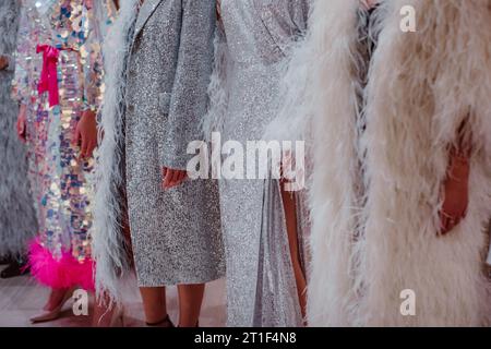 Silhouetten von Modemodellen auf der Backstage in einem langen Haute Couture-Boudoir-Outfit. Vorbereitung vor der Modenschau Stockfoto