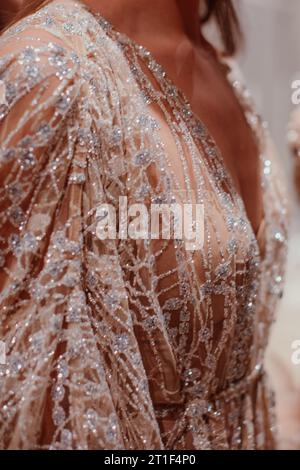 Elegantes Boudoir-Kleid mit pastellrosa Haute Couture und Glitzer. Modische Aufnahme Stockfoto