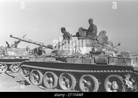 JOM KIPPUR WAR. ISRAELISCHE SOLDATEN, DIE EINEN WIEDERERLANGEN SYRISCHER T62-PANZER AUF DEN GOLANHÖHEN. IDF-Foto von BINTER GAD Stockfoto