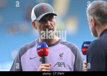 Jurgen Klopp vom FC Liverpool wird von Jamie Carragher für Sky Sports interviewt, bevor er im AMEX-Stadion in Brighton antritt Stockfoto