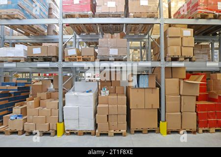 Frachtpaletten mit Kartonkisten im Regal im Verteilerlager Stockfoto