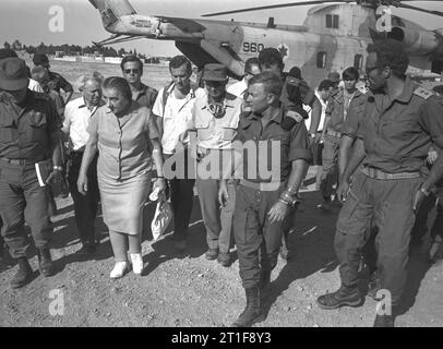 JOM KIPPUR WAR. AUF DEM FOTO, PREMIERMINISTER GOLDA MEIR, VERTEIDIGUNGSMINISTERIN MOSHE DAYAN UND MINISTER ISRAEL GALILI BESUCHEN DAS SÜDLICHE KOMMANDO IM SINAI. IDF-Foto von TZION YEHUDA Stockfoto