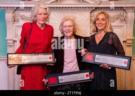 (Von links nach rechts) Hilary Pearson, Anthea Gaukroger und Sarah Danes, die ersten weiblichen City Traderinnen, erhalten im Mansion House die Freiheit der City of London als Anerkennung für ihre bahnbrechenden Errungenschaften im Finanzdienstleistungssektor der Hauptstadt. Bilddatum: Freitag, 13. Oktober 2023. Stockfoto