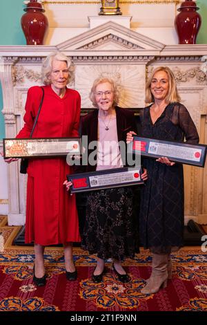 (Von links nach rechts) Hilary Pearson, Anthea Gaukroger und Sarah Danes, die ersten weiblichen City Traderinnen, erhalten im Mansion House die Freiheit der City of London als Anerkennung für ihre bahnbrechenden Errungenschaften im Finanzdienstleistungssektor der Hauptstadt. Bilddatum: Freitag, 13. Oktober 2023. Stockfoto