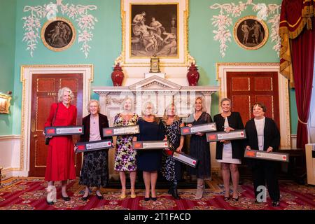 (Von links nach rechts) Hilary Pearson, Anthea Gaukroger, Michelle McAtee, Christine Spencer, Linda Treacy, Sarah Danes, Janet Stevens und Beryl Gayler, die ersten weiblichen City Traders, erhalten im Mansion House die Freiheit der City of London als Anerkennung für ihre bahnbrechenden Leistungen im Finanzdienstleistungssektor der Hauptstadt. Bilddatum: Freitag, 13. Oktober 2023. Stockfoto