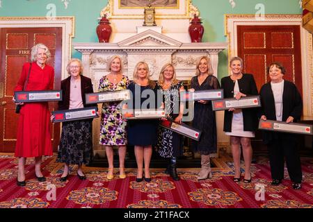 (Von links nach rechts) Hilary Pearson, Anthea Gaukroger, Michelle McAtee, Christine Spencer, Linda Treacy, Sarah Danes, Janet Stevens und Beryl Gayler, die ersten weiblichen City Traders, erhalten im Mansion House die Freiheit der City of London als Anerkennung für ihre bahnbrechenden Leistungen im Finanzdienstleistungssektor der Hauptstadt. Bilddatum: Freitag, 13. Oktober 2023. Stockfoto