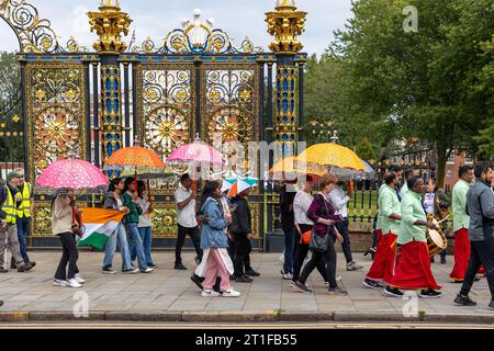 Die Warrington Ethnic Communities Association (WECA) veranstaltete ihr jährliches MELA-Festival, das erfolgreich den Zusammenhalt der Gemeinschaft fördert und die Integration unterstützt Stockfoto