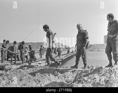 JOM KIPPUR WAR. AUF DEM FOTO IST ALUF ARIK SHARON IN DER NÄHE EINER BRÜCKE, DIE VON DER IDF AUF DEM SUEZ-KANAL GEBAUT WURDE. Stockfoto