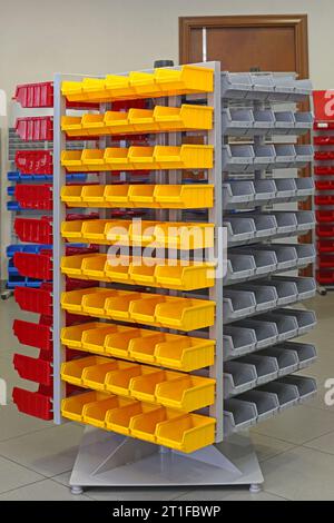 Lagerorganisation, drehbarer Turm mit Kunststoffbehältern und -Tabletts Stockfoto