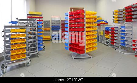 Universal Storage Organizer Rack-Regal mit Kunststoffbehältern und -Boxen Stockfoto