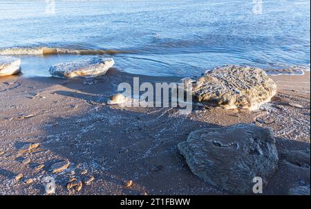 Schmelzende Eisschollen lagen an der Ostseeküste, natürlicher Winterhintergrund Stockfoto