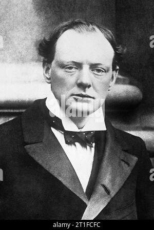 Winston Churchill 1874 - 1965 Kopf und Schultern Portrait von Winston Churchill als Mitglied des Europäischen Parlaments 1904. Churchill wurde zuerst dem Parlament im Jahr 1900 als der konservative Abgeordnete gewählt. 1904 änderte er Parteien und die Liberale Partei beigetreten. Stockfoto